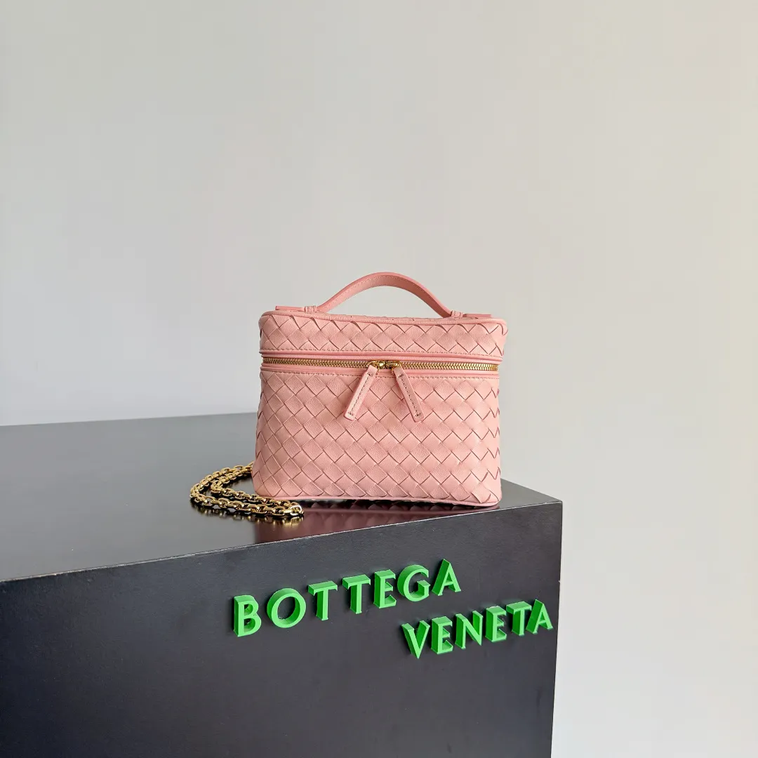 Batch 1480 BOTTEGA VENETA2025 new women's small Soft Vanity cosmetic bag, using the classic Intrecciato weaving technique, inheriting the classics, the ring buckle design 😎 The light metal chain gives you a high-end sense of matching, the chain is removable, and it can be used as a handbag ~ An elegant small bag that is perfect for participating in events. The overall body of the bag is as soft as marshmallow and can be easily kneaded, showing the strong toughness and high-end feel of the leather. The touch of sheepskin is so amazing. It is so healing when pinched! I have absolutely no resistance to small bags! ! ! Style number: 843800 Color: rose pink Size: 19*14*3cm